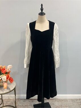 KAIMILAN Black Velvet Sweetheart Neckline Midi Dress With White Long Sleeves